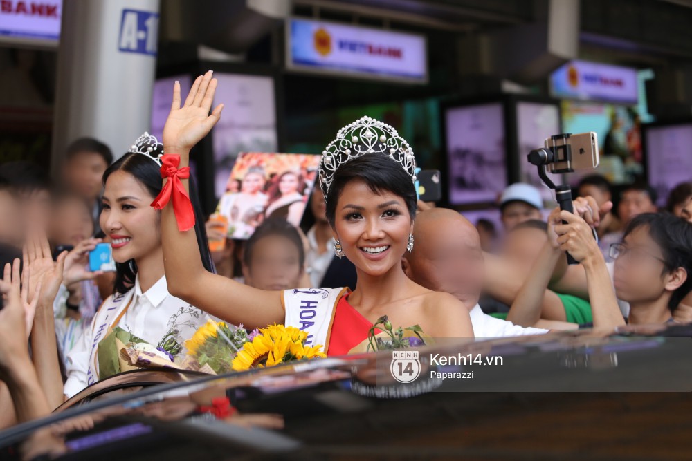 Top 3 Hoa hậu Hoàn vũ Việt Nam rạng rỡ xuất hiện, gây náo loạn sân bay Tân Sơn Nhất